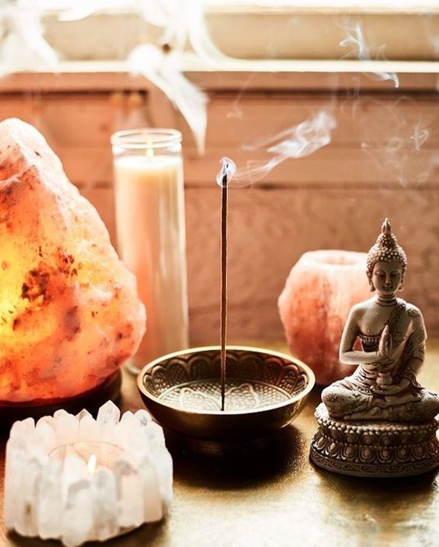Happy As Annie | 7 Meditation Room from Pinterest You Ned to Copy - and how to get the look! (Incense burning in incense holder next to candles, Himalayan salt lamp, and Buddha statue)